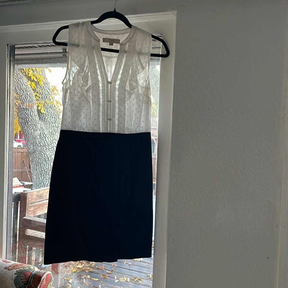 Beautiful Loft dress. Comfortable and professional. Pairs well with a belt.